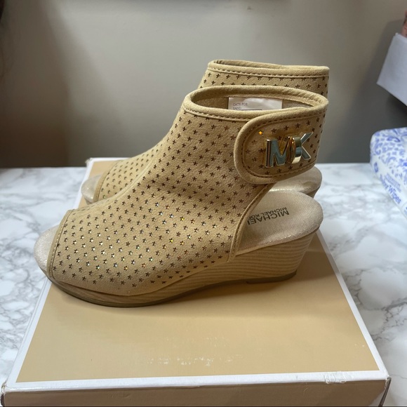 Michael Kors Cate Foe sand bootie/sandal with a wedge heel sz 2Y - Picture 6 of 11